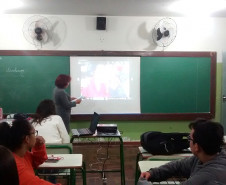 Em Londrina, no Norte do Estado, os estudantes que participam dos cursos do Centro de Línguas Estrangeiras e Modernas (Celem) no Colégio Estadual Benedita Rosa Rezende utilizaram aplicativos móveis para aulas de conversação e escrita em inglês. Cada estudante fez uma apresentação em inglês, conforme conteúdo previsto no curso.
