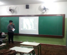Em Londrina, no Norte do Estado, os estudantes que participam dos cursos do Centro de Línguas Estrangeiras e Modernas (Celem) no Colégio Estadual Benedita Rosa Rezende utilizaram aplicativos móveis para aulas de conversação e escrita em inglês. Cada estudante fez uma apresentação em inglês, conforme conteúdo previsto no curso.
