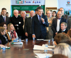 O governador Beto Richa entregou nesta quarta-feira (08) 21 novos veículos para os Núcleos Regionais de Educação (NREs) do Paraná. São as primeiras unidades de um lote de 32 carros que serão repassados aos NREs, de todas as regiões. Os Núcleos são a representação da Secretaria de Estado da Educação no interior e os novos carros darão mais agilidade e segurança às atividades de apoio ao trabalho das 2.100 escolas estaduais, que abrigam cerca de 1 milhão de alunos.
