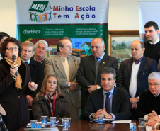 O governador Beto Richa entregou nesta quarta-feira (08) 21 novos veículos para os Núcleos Regionais de Educação (NREs) do Paraná. São as primeiras unidades de um lote de 32 carros que serão repassados aos NREs, de todas as regiões. Os Núcleos são a representação da Secretaria de Estado da Educação no interior e os novos carros darão mais agilidade e segurança às atividades de apoio ao trabalho das 2.100 escolas estaduais, que abrigam cerca de 1 milhão de alunos.