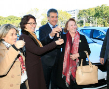 O governador Beto Richa entregou nesta quarta-feira (08) 21 novos veículos para os Núcleos Regionais de Educação (NREs) do Paraná. São as primeiras unidades de um lote de 32 carros que serão repassados aos NREs, de todas as regiões. Os Núcleos são a representação da Secretaria de Estado da Educação no interior e os novos carros darão mais agilidade e segurança às atividades de apoio ao trabalho das 2.100 escolas estaduais, que abrigam cerca de 1 milhão de alunos.