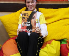 A estudante Poliana Rissel, 12 anos, do 7° ano do ensino fundamental, é uma delas. A aluna é uma das frequentadoras mais assíduas da biblioteca. Para ela não importa o autor ou gênero literário, mas sim manter em dia o hábito da leitura. “A leitura é importante porque ajuda no desempenho escolar em todas as disciplinas e também é muito divertido”, diz Poliana.