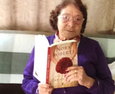 Outra frequentadora diária da biblioteca é a dona Terezinha de Jesus Cordeiro Bicudo, de 80 anos. Quando não pode ir até a escola, basta pegar o telefone e encomendar o livro e alguém leva o exemplar até ela. “A leitura para mim é vida”, diz. “Eu ajudo a escola e eles me ajudam.”