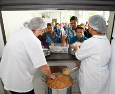 O Governo do Paraná, através da Secretaria de Estado da Educação, capacita de forma continuada as merendeiras e merendeiros da rede estadual de ensino. O curso Formação em Alimentação Escolar é ofertado gratuitamente na modalidade a distância e deve atender todos os profissionais que trabalham nas cozinhas das 2,1 mil escolas estaduais.