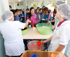 O Governo do Paraná, através da Secretaria de Estado da Educação, capacita de forma continuada as merendeiras e merendeiros da rede estadual de ensino. O curso Formação em Alimentação Escolar é ofertado gratuitamente na modalidade a distância e deve atender todos os profissionais que trabalham nas cozinhas das 2,1 mil escolas estaduais.