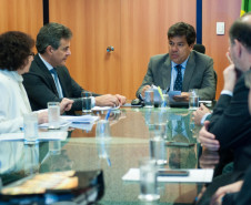 O Ministério da Educação vai repassar ao Paraná, já nos próximos dias, R$ 6 milhões, valor que será utilizado em obras nas escolas. Em julho devem ser repassados mais R$ 9 milhões, para o mesmo objetivo. Os recursos foram assegurados ao governador Beto Richa pelo ministro Mendonça Filho, durante audiência nesta quinta-feira (15), em Brasília. A secretária de Estado da Educação, Ana Seres, participou do encontro.