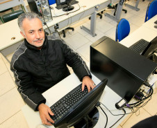 A formação técnica foi responsável por uma transformação pessoal e profissional na vida do professor Sergio Luiz da Silveira. Depois de 10 anos trabalhando como pintor automotivo, Sergio decidiu retomar os estudos junto com a qualificação profissional. “Sempre que passava na frente da escola via a faixa com a oferta do curso. Foi quando coloquei na minha cabeça que iria fazer o técnico em informática porque queria algo melhor para mim e minha família”, contou Silveira.