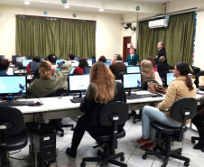 Aproximadamente 4,3 mil profissionais estaduais da educação participam do curso de formação continuada para novas tecnologias educacionais. A capacitação, que inclui oficinas e temas como segurança na internet, recursos em nuvem digital e recursos digitais, tem como objetivo levar novos conhecimentos e ferramentas para serem aplicadas em práticas educacionais contemporâneas.