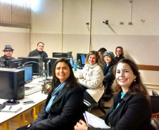 Aproximadamente 4,3 mil profissionais estaduais da educação participam do curso de formação continuada para novas tecnologias educacionais. A capacitação, que inclui oficinas e temas como segurança na internet, recursos em nuvem digital e recursos digitais, tem como objetivo levar novos conhecimentos e ferramentas para serem aplicadas em práticas educacionais contemporâneas.