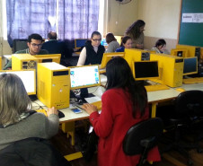 Aproximadamente 4,3 mil profissionais estaduais da educação participam do curso de formação continuada para novas tecnologias educacionais. A capacitação, que inclui oficinas e temas como segurança na internet, recursos em nuvem digital e recursos digitais, tem como objetivo levar novos conhecimentos e ferramentas para serem aplicadas em práticas educacionais contemporâneas.