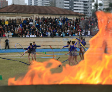 O Colégio Estadual do Paraná celebrou nesta quinta-feira (23), em sua pista de atletismo, o Dia Olímpico Mundial. Diversas atividades foram promovidas para marcar a data – homenagens a ex-atletas, paratletas, professores aposentados e antigos alunos, além de apresentações de ginástica rítmica, atletismo e o acendimento simbólico da tocha olímpica. O evento integra o calendário de comemorações dos 170 anos de existência da instituição.