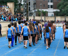 O Colégio Estadual do Paraná celebrou nesta quinta-feira (23), em sua pista de atletismo, o Dia Olímpico Mundial. Diversas atividades foram promovidas para marcar a data – homenagens a ex-atletas, paratletas, professores aposentados e antigos alunos, além de apresentações de ginástica rítmica, atletismo e o acendimento simbólico da tocha olímpica. O evento integra o calendário de comemorações dos 170 anos de existência da instituição.
