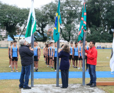 O Colégio Estadual do Paraná celebrou nesta quinta-feira (23), em sua pista de atletismo, o Dia Olímpico Mundial. Diversas atividades foram promovidas para marcar a data – homenagens a ex-atletas, paratletas, professores aposentados e antigos alunos, além de apresentações de ginástica rítmica, atletismo e o acendimento simbólico da tocha olímpica. O evento integra o calendário de comemorações dos 170 anos de existência da instituição.