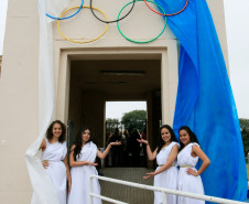 O Colégio Estadual do Paraná celebrou nesta quinta-feira (23), em sua pista de atletismo, o Dia Olímpico Mundial. Diversas atividades foram promovidas para marcar a data – homenagens a ex-atletas, paratletas, professores aposentados e antigos alunos, além de apresentações de ginástica rítmica, atletismo e o acendimento simbólico da tocha olímpica. O evento integra o calendário de comemorações dos 170 anos de existência da instituição.