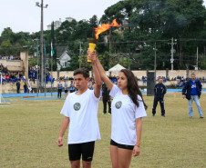 O Colégio Estadual do Paraná celebrou nesta quinta-feira (23), em sua pista de atletismo, o Dia Olímpico Mundial. Diversas atividades foram promovidas para marcar a data – homenagens a ex-atletas, paratletas, professores aposentados e antigos alunos, além de apresentações de ginástica rítmica, atletismo e o acendimento simbólico da tocha olímpica. O evento integra o calendário de comemorações dos 170 anos de existência da instituição.