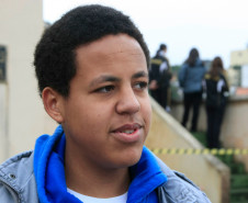 Pedro Guedes, 15 anos, foi um dos estudantes escolhidos para carregar a tocha que simbolizou o Dia Olímpico no Colégio