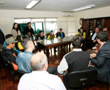 A secretária de Estado da Educação, professora Ana Seres, recebeu, na manhã desta segunda-feira (4), em seu gabinete, uma comissão de estudantes que representam a ocupação do colégio Casemiro Karman, em Campo Largo