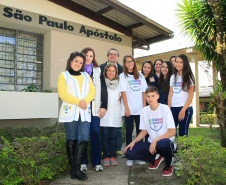 Além das aulas curriculares tradicionais como Português, Matemática e História, os 1,3 mil alunos do ensino fundamental e médio do Colégio Estadual São Paulo Apóstolo, no bairro Uberaba, em Curitiba, aprendem conceitos fundamentais de cidadania e protagonismo juvenil através de projetos sociais desenvolvidos junto a instituições filantrópicas vizinhas à escola