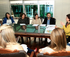 A secretária da Educação, professora Ana Seres, recebeu a direção do sindicato dos professores nesta terça-feira (05) para tratar de assuntos relativos à categoria, como o chamamento dos remanescentes do concurso realizado em 2013, auxílio-transporte, formação continuada e as promoções e progressões da categoria. O secretário da Comunicação, Márcio Villela, participou da reunião.