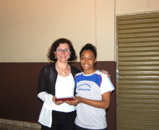 Há dois anos os estudantes do Colégio Estadual Irmã Maria Antona, em Sarandi, no Noroeste do Estado, ganharam novas atividades complementares para melhorar o rendimento escolar e reforçar o processo de ensino e aprendizagem. As ações também aproximaram a comunidade do cotidiano escolar e renderam à escola o terceiro lugar de melhor gestão da região através do Prêmio CAF edição 2015, que tem como objetivo do prêmio divulgar as boas gestões e práticas desenvolvidas pelas escolas estaduais.