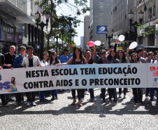 Curitiba,PR 01 de Dezembro de 2011 - Alunos da rede pública, realizam passeata no centro de Curitiba. Hoje, 1º de Dezembro, é celebrado o Dia Mundial de Luta Contra a Aids.