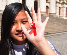 Curitiba,PR 01 de Dezembro de 2011 - Alunos da rede pública, realizam passeata no centro de Curitiba. Hoje, 1º de Dezembro, é celebrado o Dia Mundial de Luta Contra a Aids.