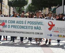Curitiba,PR 01 de Dezembro de 2011 - Alunos da rede pública, realizam passeata no centro de Curitiba. Hoje, 1º de Dezembro, é celebrado o Dia Mundial de Luta Contra a Aids.