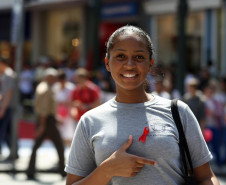 Curitiba,PR 01 de Dezembro de 2011 - Alunos da rede pública, realizam passeata no centro de Curitiba. Hoje, 1º de Dezembro, é celebrado o Dia Mundial de Luta Contra a Aids.