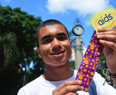 Curitiba,PR 01 de Dezembro de 2011 - Alunos da rede pública, realizam passeata no centro de Curitiba. Hoje, 1º de Dezembro, é celebrado o Dia Mundial de Luta Contra a Aids.