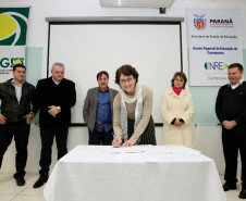 A Secretaria de Estado da Educação, em parceria com a Associação Comercial e Empresarial de Guarapuava (Acig), lançou nesta quinta-feira (7), no município, o projeto-piloto Escola Também Compra, que tem como objetivo fomentar o comércio local por meio das compras e serviços adquiridos pelas unidades escolares