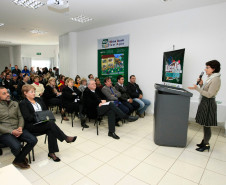 “Nossas escolas recebem recursos do programa Fundo Rotativo e com esse dinheiro compram materiais de consumo, itens de limpeza, além de contratarem pequenos reparos. A intenção é que a comunidade local seja favorecida na hora de prestar serviços e nas vendas diretas às escolas, explicou a secretária de Estado da Educação, professora Ana Seres.
