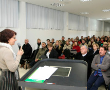 “Nossas escolas recebem recursos do programa Fundo Rotativo e com esse dinheiro compram materiais de consumo, itens de limpeza, além de contratarem pequenos reparos. A intenção é que a comunidade local seja favorecida na hora de prestar serviços e nas vendas diretas às escolas, explicou a secretária de Estado da Educação, professora Ana Seres.