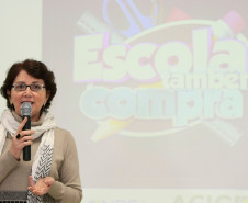 “Nossas escolas recebem recursos do programa Fundo Rotativo e com esse dinheiro compram materiais de consumo, itens de limpeza, além de contratarem pequenos reparos. A intenção é que a comunidade local seja favorecida na hora de prestar serviços e nas vendas diretas às escolas, explicou a secretária de Estado da Educação, professora Ana Seres.