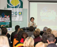 “Nossas escolas recebem recursos do programa Fundo Rotativo e com esse dinheiro compram materiais de consumo, itens de limpeza, além de contratarem pequenos reparos. A intenção é que a comunidade local seja favorecida na hora de prestar serviços e nas vendas diretas às escolas, explicou a secretária de Estado da Educação, professora Ana Seres.