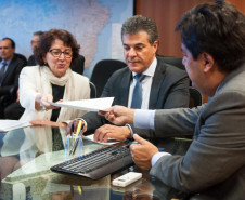 O Ministério da Educação repassou ao Paraná R$ 5 milhões, a ser utilizado em obras de escolas da rede estadual. Esse montante, resultado de reunião com o governador Beto Richa no dia 15 de junho, em Brasília, vai beneficiar três unidades, que estão em fase de finalização: Dilma Angelico (em Catanduvas), Pato Bragado (Pato Bragado) e Jardim Canadá (Cascavel).