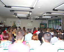 Trinta e nove escolas de seis Núcleos Regionais de Educação (NREs) já estão inscritas para a primeira etapa do Prêmio de Gestão CAF 2016, que valoriza as unidades com os melhores exemplos de gestões. A iniciativa foi lançada no ano passado e está sendo ampliada para mais núcleos. Acima, premiação de 2015.