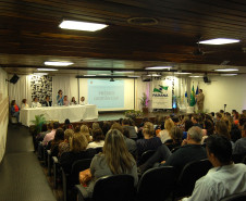 Trinta e nove escolas de seis Núcleos Regionais de Educação (NREs) já estão inscritas para a primeira etapa do Prêmio de Gestão CAF 2016, que valoriza as unidades com os melhores exemplos de gestões. A iniciativa foi lançada no ano passado e está sendo ampliada para mais núcleos. Acima, premiação de 2015.