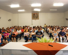 No Colégio Estadual do Campo de Porto Camargo, em Icaraíma, Noroeste do Estado, toda vez que algum recurso financeiro é depositado na conta da escola a direção convoca os funcionários, professores, estudantes e pais para decidir a melhor maneira de aplicar os recursos. Nesses encontros também são repassadas à comunidade escolar as necessidades do colégio, e todos trabalham juntos para solucionar as demandas.