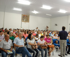 No Colégio Estadual do Campo de Porto Camargo, em Icaraíma, Noroeste do Estado, toda vez que algum recurso financeiro é depositado na conta da escola a direção convoca os funcionários, professores, estudantes e pais para decidir a melhor maneira de aplicar os recursos. Nesses encontros também são repassadas à comunidade escolar as necessidades do colégio, e todos trabalham juntos para solucionar as demandas.