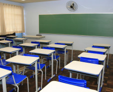 Estudantes da rede estadual de ensino vão encontrar escolas com melhorias ao retornarem às aulas na segunda-feira, 1º de agosto. O segundo semestre letivo vai até 21 de dezembro. Inúmeros estabelecimentos aproveitam o período de recesso no meio do ano para investir em infraestrutura. É o caso do Colégio Estadual Emílio de Menezes, no bairro Capão Raso, em Curitiba, no qual funcionários e operários se esforçam e correm contra o tempo para deixar o ambiente pronto para a chegada dos alunos.
