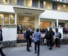 Mais de um milhão de estudantes da rede estadual de ensino voltaram às aulas nesta segunda-feira (1º) para o segundo semestre letivo de 2016, após duas semanas de recesso. As aulas prosseguem até o dia 21 de dezembro. A Secretaria da Educação tomou as medidas necessárias para garantir a normalidade das aulas, organizando transporte escolar, entrega de merenda e distribuição de aulas.