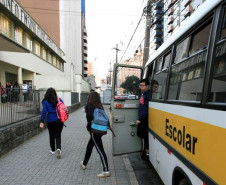 No Colégio Estadual Barão do Rio Branco, em Curitiba, o clima entre os alunos foi de alegria por rever os amigos. A Secretaria da Educação tomou as medidas necessárias para garantir a normalidade das aulas, organizando transporte escolar, entrega de merenda e distribuição de aulas.
