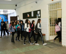 Mais de um milhão de estudantes da rede estadual de ensino voltaram às aulas nesta segunda-feira (1º) para o segundo semestre letivo de 2016, após duas semanas de recesso. As aulas prosseguem até o dia 21 de dezembro. A Secretaria da Educação tomou as medidas necessárias para garantir a normalidade das aulas, organizando transporte escolar, entrega de merenda e distribuição de aulas.