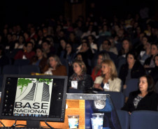 Educadores de todas as regiões estão reunidos em Curitiba para debater a Base Nacional Comum Curricular (BNCC), conjunto de conhecimentos que o estudante precisa ter em cada etapa do ensino. A nova base está sendo construída com participação do MEC, Consed, da Undime, de secretarias de Estado da Educação, da Anped e de escolas de todo País.