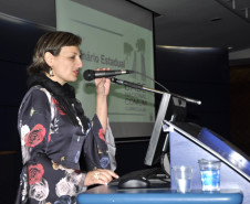 Educadores de todas as regiões estão reunidos em Curitiba para debater a Base Nacional Comum Curricular (BNCC), conjunto de conhecimentos que o estudante precisa ter em cada etapa do ensino. A nova base está sendo construída com participação do MEC, Consed, da Undime, de secretarias de Estado da Educação, da Anped e de escolas de todo País.