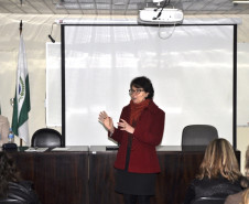 Os chefes dos 32 Núcleos Regionais de Educação (NREs) participaram nesta quarta-feira (03), em Curitiba, de uma reunião para debater questões pontuais de cada regional. O encontro contou com a presença da secretária da Educação, professora Ana Seres, do superintendente de Desenvolvimento Educacional, Victor Hugo Dantas, além de coordenadores da Secretaria da Educação.
