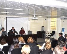 Os chefes dos 32 Núcleos Regionais de Educação (NREs) participaram nesta quarta-feira (03), em Curitiba, de uma reunião para debater questões pontuais de cada regional. O encontro contou com a presença da secretária da Educação, professora Ana Seres, do superintendente de Desenvolvimento Educacional, Victor Hugo Dantas, além de coordenadores da Secretaria da Educação.