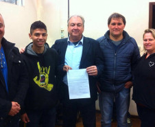 O ano letivo de 2017 será iniciado com quatro novas salas de aula, construídas em alvenaria, no Colégio Frei Doroteu de Pádua, em Ponta Grossa. Esse foi o resultado da reunião realizada nesta quinta-feira (04) entre o superintendente de Desenvolvimento Educacional da SEED, Victor Hugo Dantas, e os estudantes que ocupam o colégio desde segunda-feira (1º), reivindicando a reforma de salas de madeira.