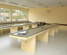 Já estão disponíveis na conta das escolas da rede estadual duas novas parcelas de recursos do programa Fundo Rotativo, no valor total de R$ 8 milhões. Desse total, a metade (R$ 4 milhões) refere-se à sexta cota destinada a itens de consumo, e a outra metade à terceira cota de serviço.