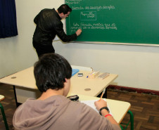 Já estão disponíveis na conta das escolas da rede estadual duas novas parcelas de recursos do programa Fundo Rotativo, no valor total de R$ 8 milhões. Desse total, a metade (R$ 4 milhões) refere-se à sexta cota destinada a itens de consumo, e a outra metade à terceira cota de serviço.